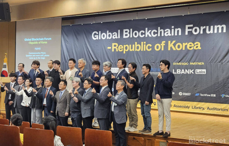 국회도서관 지하 1층 대강당에서 기념사진 촬영 포즈를 취하고 있는 애니모카 브랜드 공동 창업가 겸 이사회 의장 얏 시우(뒷 줄 우측에서 세 번째) <br />
사진=블록스트리트