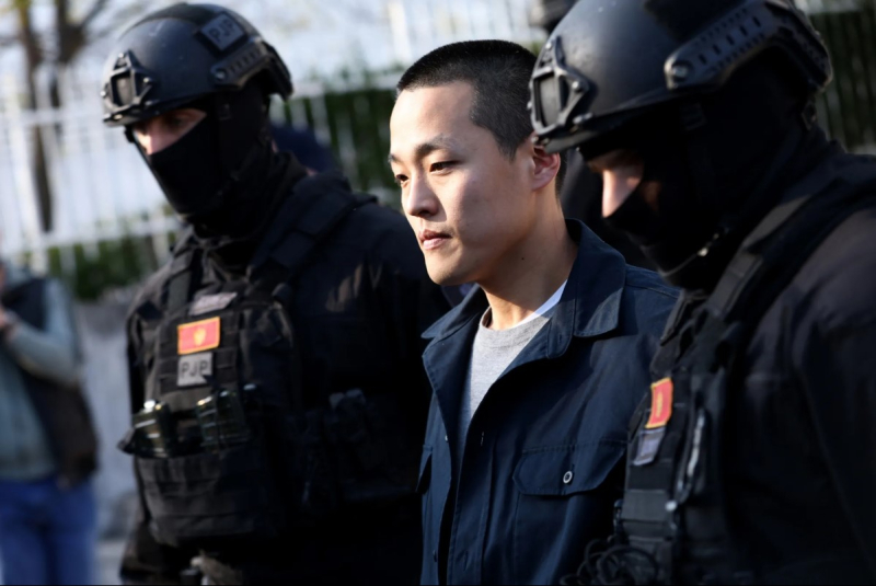 몬테네그로 포드고리차에서 경찰의 호송을 받고 있는 테라폼랩스 공동창업자 권도형(2024년 3월 23일). 사진=필립 필리포비치/게티이미지