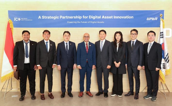 두나무와 인도네시아 가상자산 거래소 ICEx가 전략적 MOU를 체결하고 기념 사진을 촬영하고 있다.