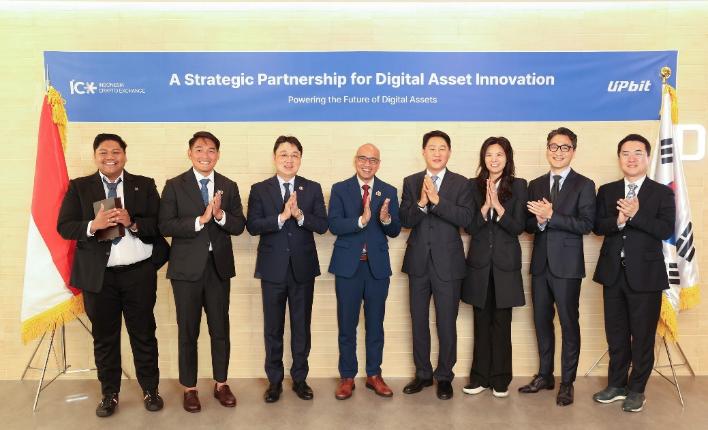 두나무와 인도네시아 가상자산 거래소 ICEx가 전략적 MOU를 체결하고 기념 사진을 촬영하고 있다.